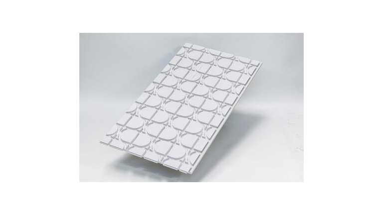 rechteckige weiße Gipsfaserplatte mit einem strukturierten Muster aus runden und kreuzförmigen Erhebungen. 